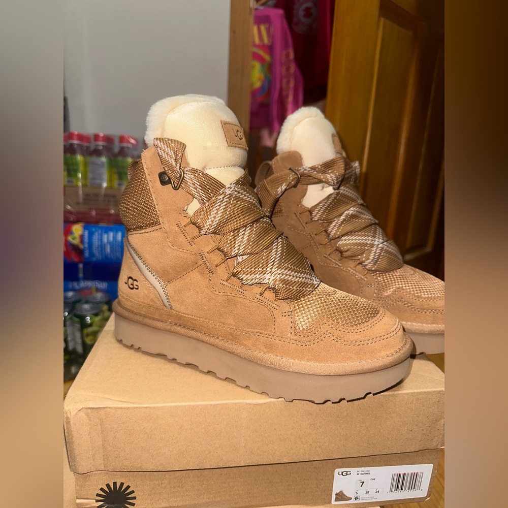 AUTHENTIC UGG Women's Highmel Lace-Up
Hiker Booties. Chestnut. NIB. Womans 7